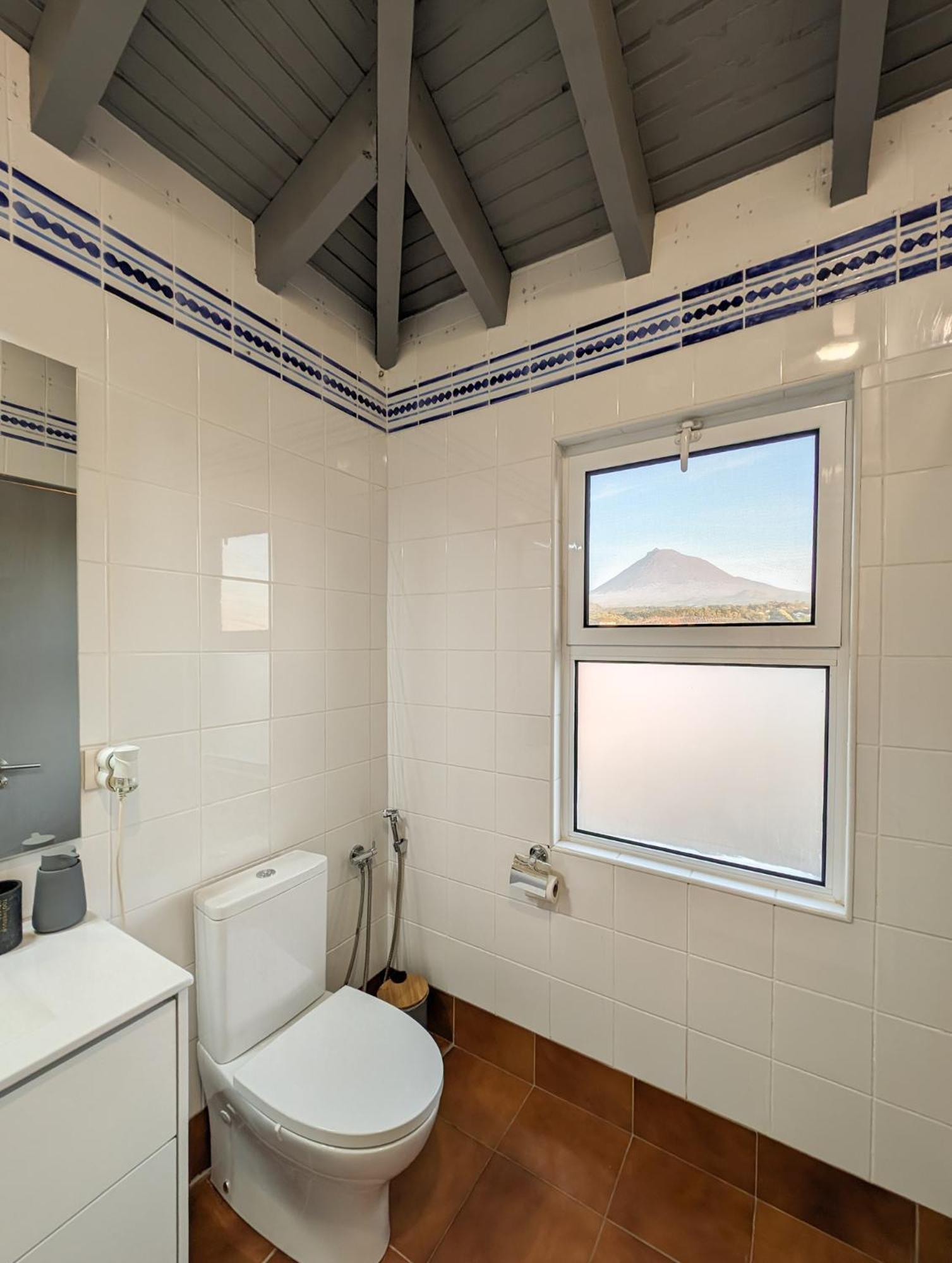 Loving Strangers Albergue Madalena (Azores)